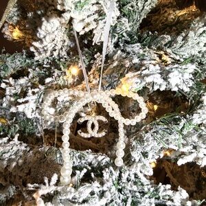 CHANEL White Pearl Bow Ornament